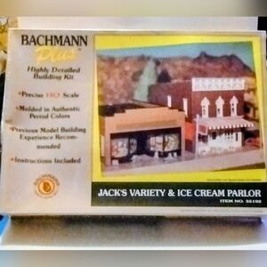 Bachmann Plus Building Kit - Jack's Variety & Ice Cream Parlor. Item# 35102